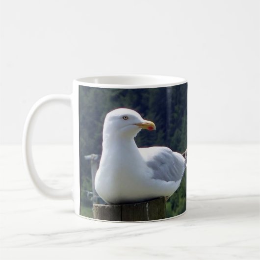 フェンスの柱で休むカモメ 野生の鳥 リラックス コーヒーマグカップ (左)