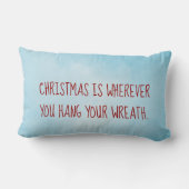 フェンス上のレッドベリークリスマスリース ランバークッション (裏面)