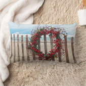 フェンス上のレッドベリークリスマスリース ランバークッション (ブランケット)