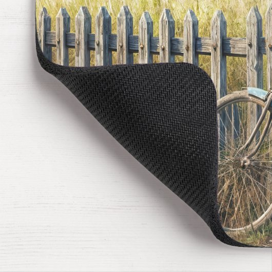 フェンス上の捨てられた古い素朴自転車 マウスパッド (コーナー)