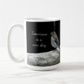 フェンス上の鳥のマグカップ コーヒーマグカップ (左)