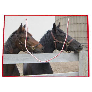 フェンス越しに見える可愛い馬 ラージペーパーバッグ