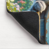 フェンス越しに覗く猫 マウスパッド (コーナー)