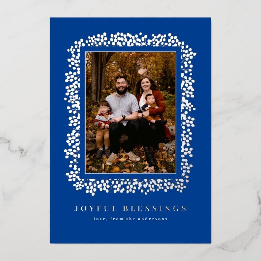 フォイルに包まれたベリーが写真カードのフレームを形成している 箔シーズンカード (正面)