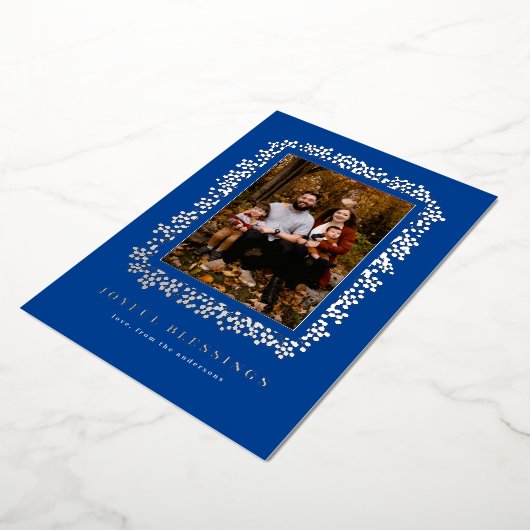 フォイルに包まれたベリーが写真カードのフレームを形成している 箔シーズンカード (回転した状態)