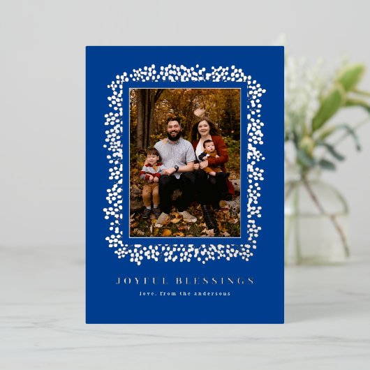 フォイルに包まれたベリーが写真カードのフレームを形成している 箔シーズンカード (立ち正面)