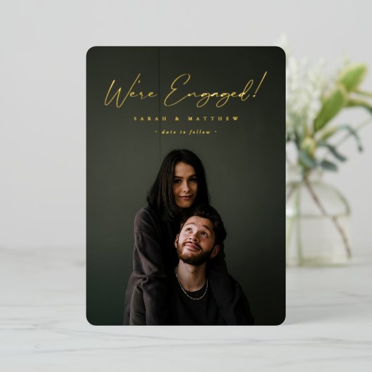 フォイルエレガントスクリプト婚約写真の発表 箔招待状 (立ち正面)