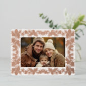 フォイルピネコーンホリデイフォトカード – アンティークホワイト 箔シーズンカード (立ち正面)