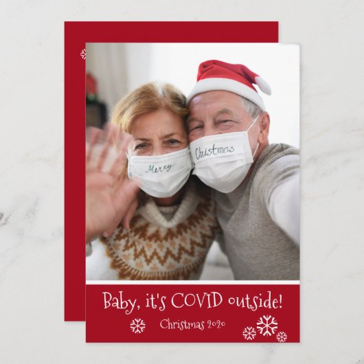 フォトおもしろいベビー赤いクリスマスの外で シーズンカード (正面/裏面)