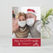 フォトおもしろいベビー赤いクリスマスの外で シーズンカード (スタンド正面)