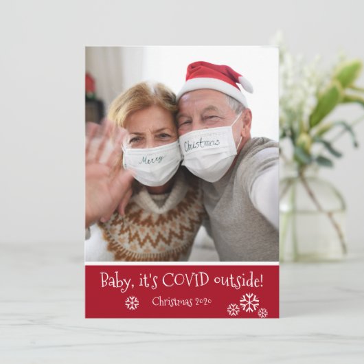 フォトおもしろいベビー赤いクリスマスの外で シーズンカード (スタンド正面)