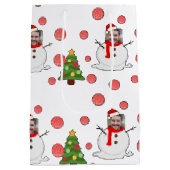 フォトおもしろい顔ホワイトレッドグリーン雪だるまクリスマス ミディアムペーパーバッグ (裏面)