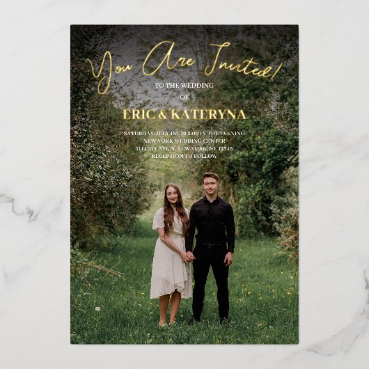 フォトとゴールドフォイルのアクセントを持つ結婚式招待状 箔招待状 (正面)