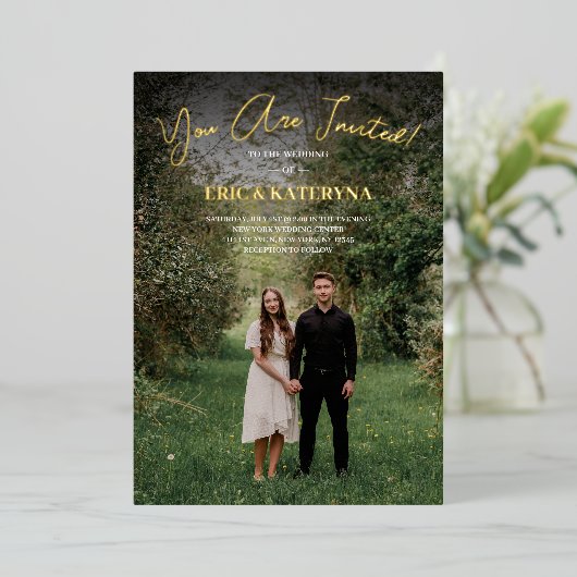 フォトとゴールドフォイルのアクセントを持つ結婚式招待状 箔招待状 (立ち正面)