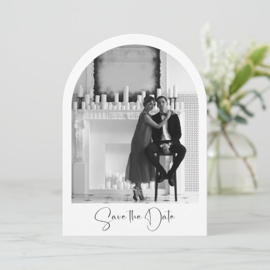 フォトアーチ日付のスクリプモダントの結婚保存 招待状 (スタンド正面)