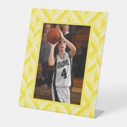 フォトイエロースリートーンダイヤモンドパターン 台座サイン (正面)