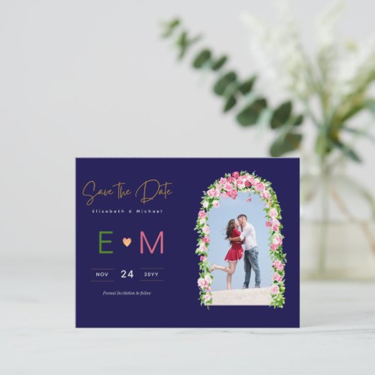 フォトウェディング日付を保存ネイビーピンクフローラ ポストカード (スタンド正面)