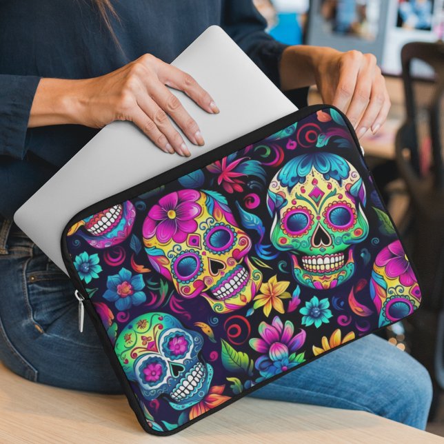 フォトウォレット ラップトップスリーブ (Sugar skulls in pink blue yellow and green on a cute lap top sleeve and cover. )
