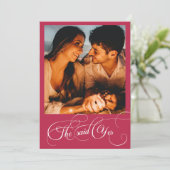 フォトエンゲージメント ヴィヴァ マゼンタ 手書きイニシャル 招待状 (スタンド正面)