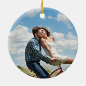 フォトオンバック初めてのクリスマス婚約したビーチハート セラミックオーナメント (裏面)