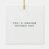 フォトオーバーレイ結婚した第1クリスマス年号 セラミックオーナメント (裏面)