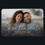 フォトカスタム婚約日付を保結婚存 マグネット<br><div class="desc">写真結婚の4" x 6"磁気カードを保存する横向き横向き婚約写真お気に入りのに「日付を保存」と重ねて書かれた美しい書道と名の最初または最後の名前、あなたの宛先とタイポグラフィの日付結婚とシンプルモダン。今日カスタマイズのカードと共有家族や友人との婚約の興奮。ご質問もしは、お店の名前の近くの製品リストの下にある「MESSAGE」機能をご利用ください。私たちは常に幸せ救済だ!</div>