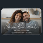 フォトカスタム婚約日付を保結婚存 マグネット<br><div class="desc">写真結婚の4" x 6"磁気カードを保存する横向き横向き婚約写真お気に入りのに「日付を保存」と重ねて書かれた美しい書道と名の最初または最後の名前、あなたの宛先とタイポグラフィの日付結婚とシンプルモダン。今日カスタマイズのカードと共有家族や友人との婚約の興奮。ご質問もしは、お店の名前の近くの製品リストの下にある「MESSAGE」機能をご利用ください。私たちは常に幸せ救済だ!</div>