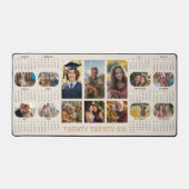 フォトカレンダー2026年通年14枚の写真ベージュ デスクマット (正面)