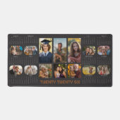 フォトカレンダー2026年通年14枚フォトブラック デスクマット (正面)