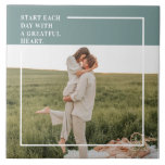 フォトグモダンリーンファミリーラブギフト タイル<br><div class="desc">フォトグリーンモダンファミリーの素敵な贈り物を紹介！この贈り物は祝、家族の愛と絆を捉えて、家の装飾に優雅さと近代性のtouchを加えながら、家族の中で完璧な方法であモダンる。 Photo Green Family Lovely Giftは、美しい装飾品だけでなく、何年も大切に愛される意味のある形見。誕生日、記念日、休日などの特別な機会に対して、またはあなたの感謝を示すために単に心のジェスチャーとして、この贈り物は必ずあなたの愛する人々のハートを喜び、touchする。</div>