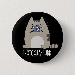フォトグラファーおもしろいキャットフォトグラファーPun Dark BG 缶バッジ