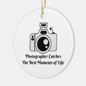 フォトグラファーが最高の人生の瞬間を捉える セラミックオーナメント (左)