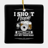 フォトグラファーが毎日人を連れて行く セラミックオーナメント (正面)