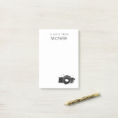フォトグラファーのカメラからのノートパーソナライズされた ポストイット (デスク上)