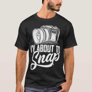 フォトグラファーのカメラをスナップしようとしている Tシャツ