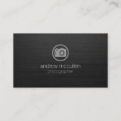 フォトグラファーのカメラアイコンダークブラシ仕上げメタル 名刺 (正面)