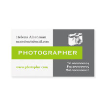 フォトグラファーのグレー、白、緑の目を引く