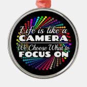 フォトグラファーの焦点引用文 – カメラのような生活 メタルオーナメント (正面)