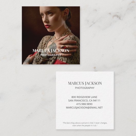 フォトグラファーエレガントホワイトタイポグラフィオン写真 スクエア名刺 (正面/裏面)
