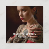 フォトグラファーエレガントホワイトタイポグラフィオン写真 スクエア名刺 (正面)