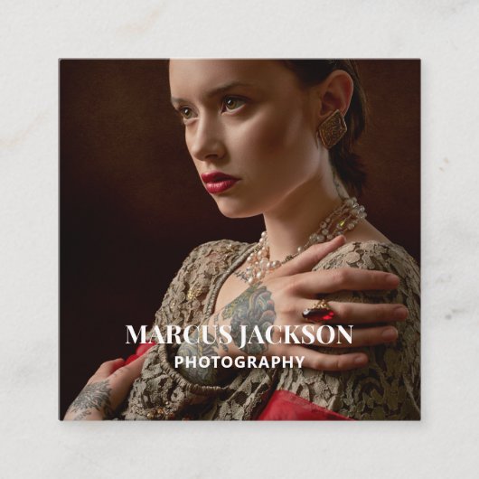 フォトグラファーエレガントホワイトタイポグラフィオン写真 スクエア名刺 (正面)