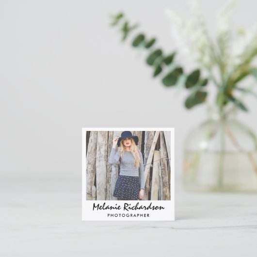 フォトグラファーモダンインスタントカメラスタイルスクリプト スクエア名刺 (スタンド正面)