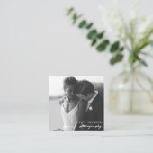 フォトグラファーモダンスクリプト撮影QRコード スクエア名刺 (スタンド正面)