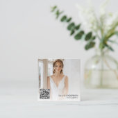 フォトグラファーモダンフォトQRコードニュートラルトーン スクエア名刺 (スタンド正面)