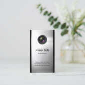 フォトグラファー – シルバーメタリックルックのカメラレンズ 名刺 (スタンド正面)