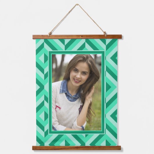 フォトグリーン3トーンダイヤモンドパターン 吊り下げ型タペストリー (正面)