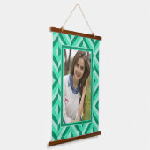 フォトグリーン3トーンダイヤモンドパターン 吊り下げ型タペストリー (傾斜あり)