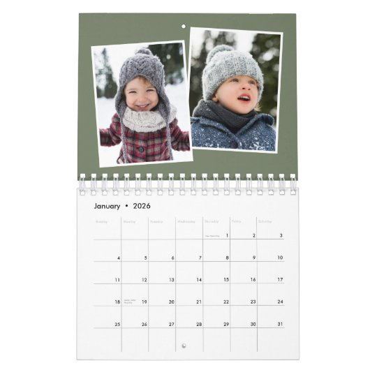 フォトコラージュのセージ緑の家族のスクラップブック カレンダー (1月 2026)
