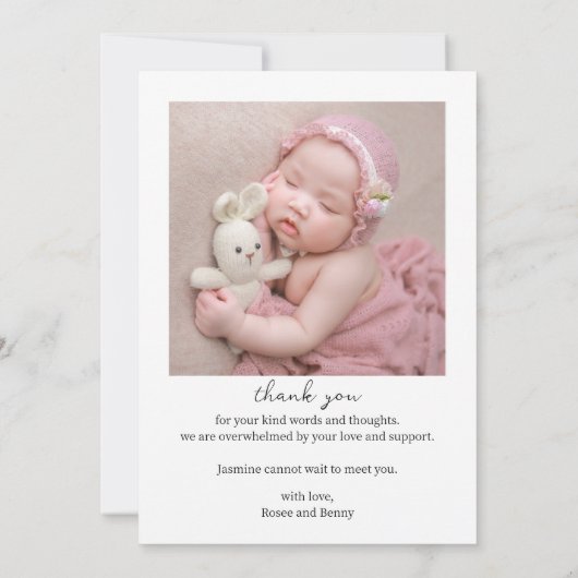 フォトコラージュを使用したミニマルな誕生のお知らせ 招待状 (裏面)