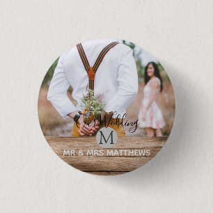 フォトコラージュ素朴モノグラムNEWLYWEDS結婚のバージョン 缶バッジ